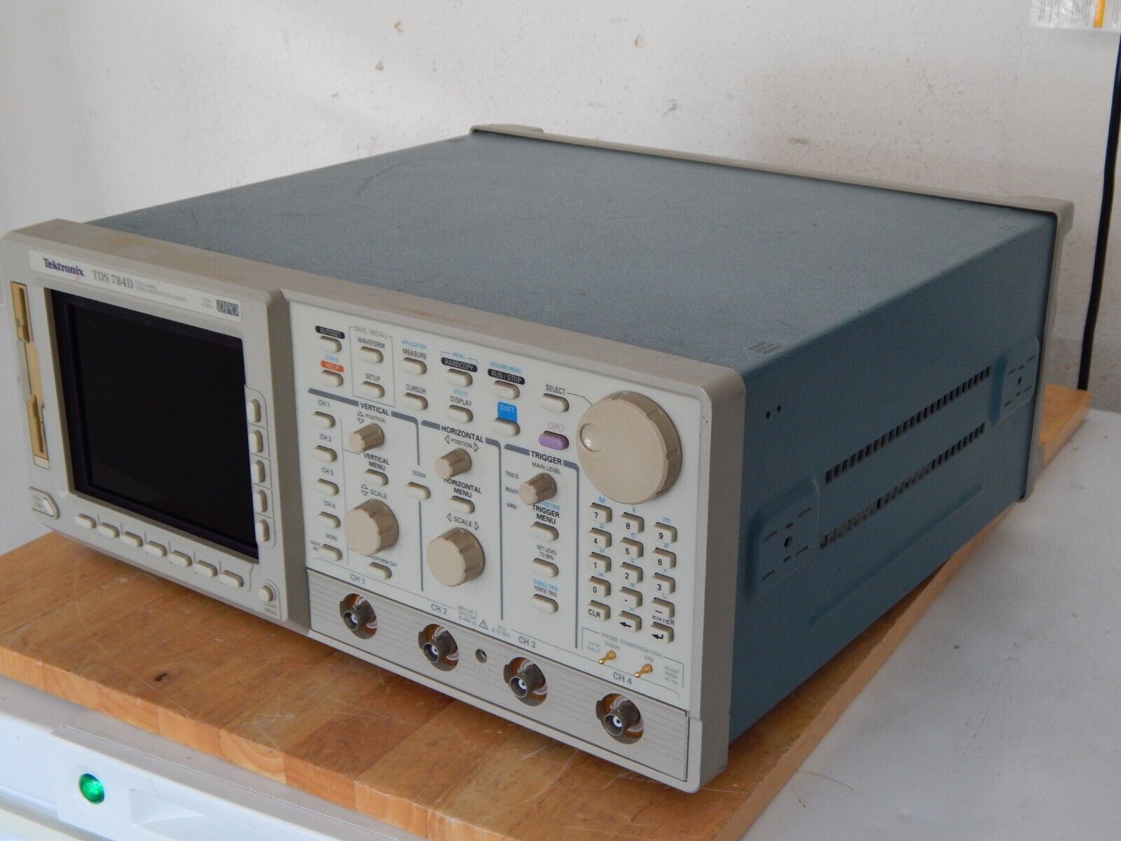 TDS784D Tektronix 4Ch Oscilloscope 1GHz 4GS/s Opt 13/1F/2F, new digital display TDS784D Tektronix 4Ch Oscilloscope 1GHz 4GS/s Opt 13/1F/2F, new digital display